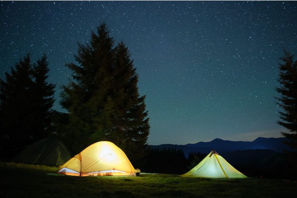 Brightly illuminated camping tents - Andrii Biletskyi - Canva - Bilanol