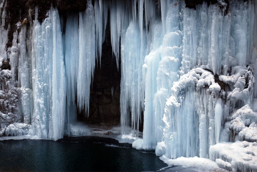 Frozen Waterfall - PublicDomainPictures - Canva - Pixabay