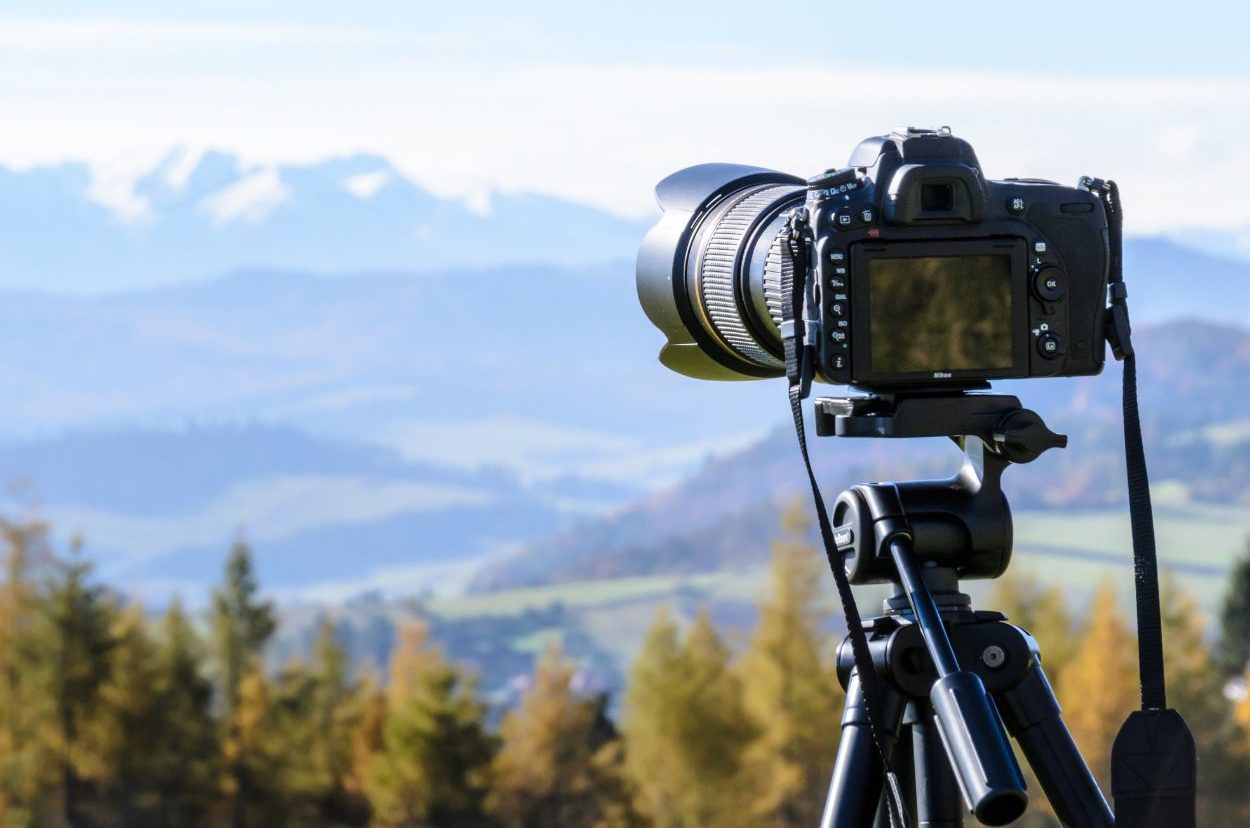 DSLR camera mounted on Black Tripod - PhotoMIX - Canva - Pexels